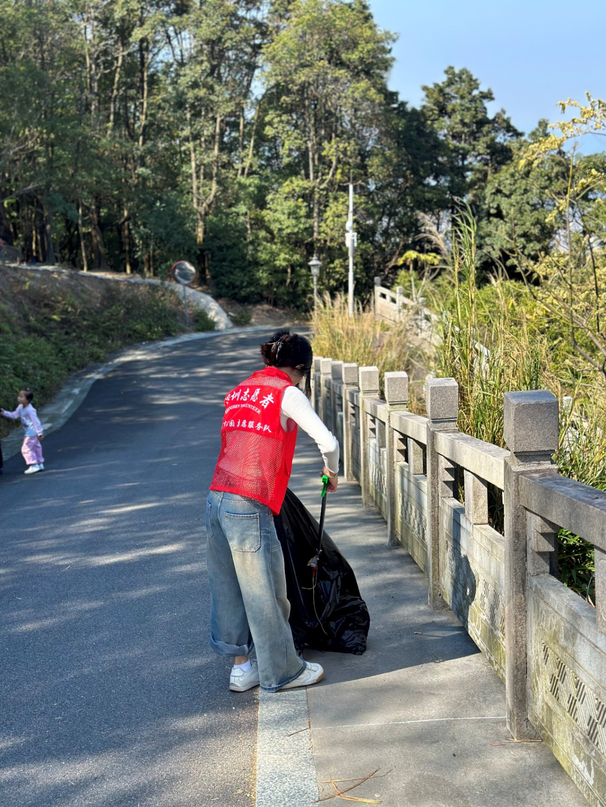 守護(hù)綠水青山，久信達(dá)環(huán)保袋義工點(diǎn)亮陽(yáng)臺(tái)山(圖2)